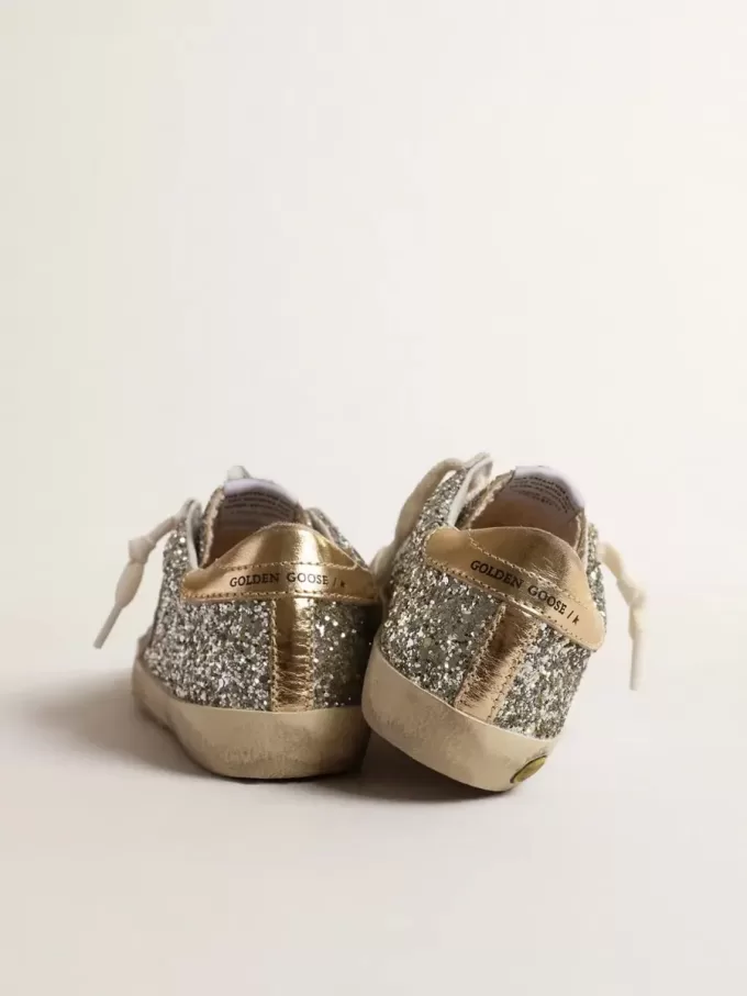 Super-Star Junior in glitter met een suède ster en gouden hiellip.