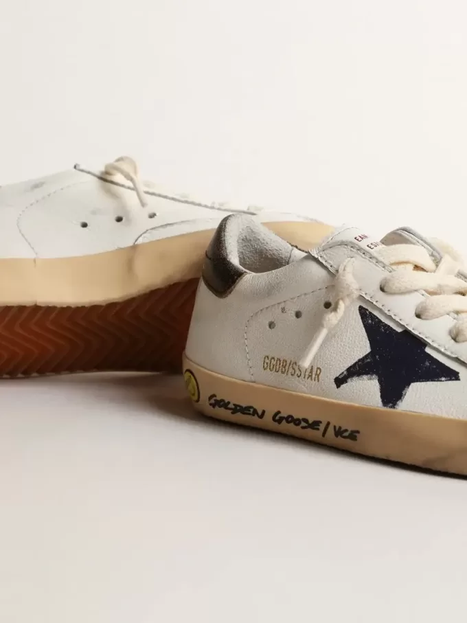 Super-Star Junior in nappa met een gedrukte ster en zwarte hielband.