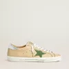 Super-Star LTD in beige leer met groene suède ster en zilverkleurige leren hielband.
