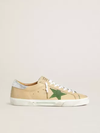 Super-Star LTD in beige leer met groene suède ster en zilverkleurige leren hielband.