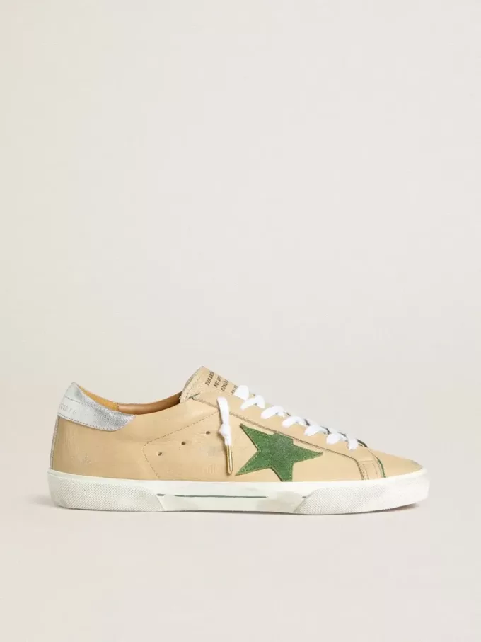 Super-Star LTD in beige leer met groene suède ster en zilverkleurige leren hielband.