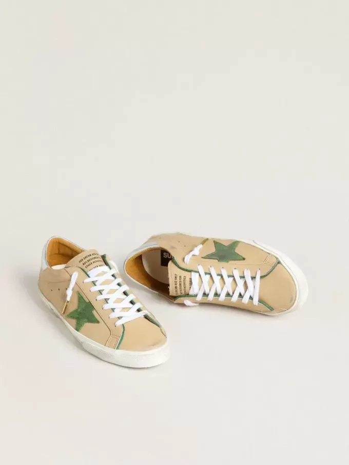 Super-Star LTD in beige leer met groene suède ster en zilverkleurige leren hielband.