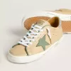 Super-Star LTD in beige leer met groene suède ster en zilverkleurige leren hielband.
