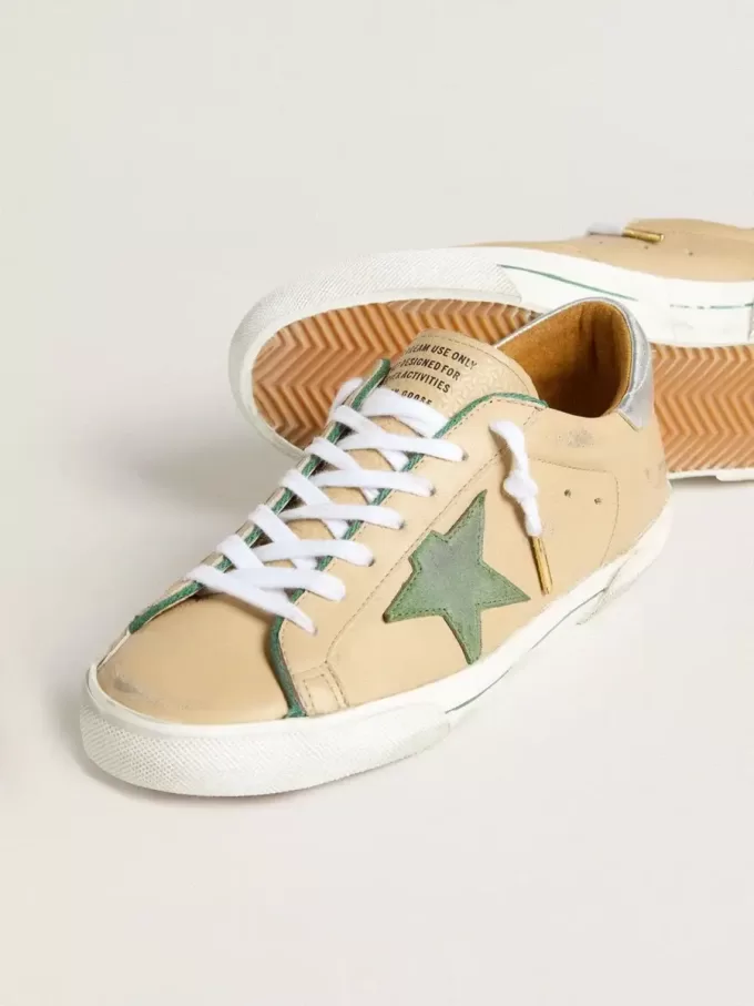 Super-Star LTD in beige leer met groene suède ster en zilverkleurige leren hielband.