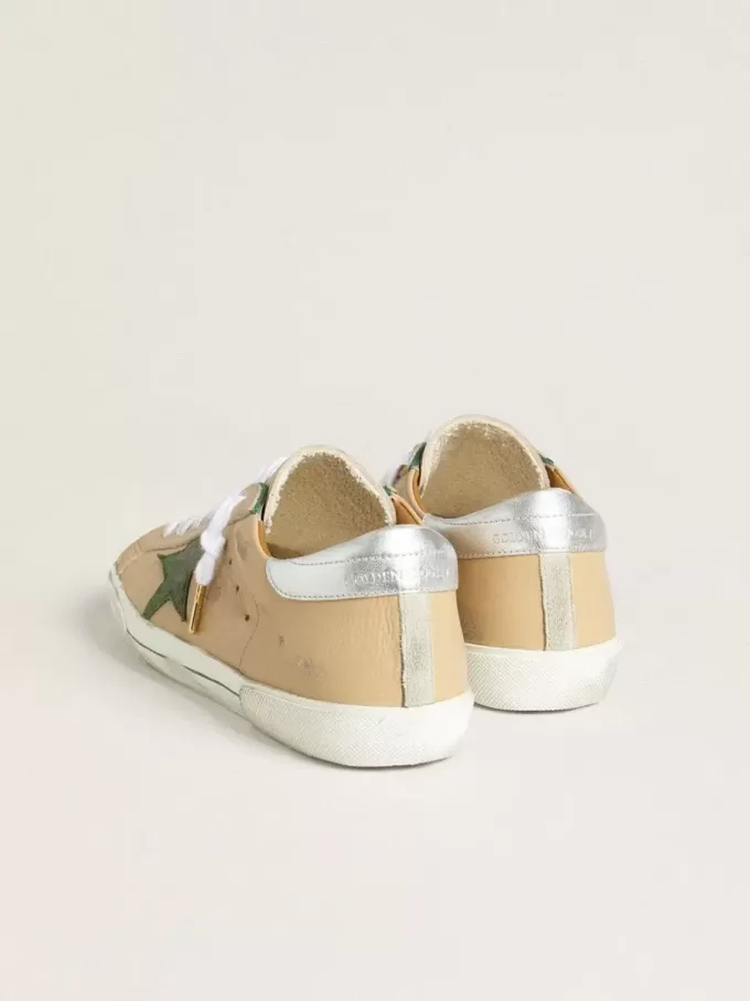 Super-Star LTD in beige leer met groene suède ster en zilverkleurige leren hielband.