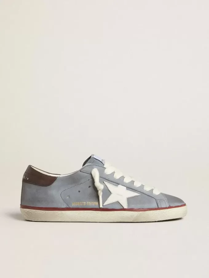 Super-Star LTD in lichtblauw nubuckleer met witte leren ster en bruine leren hielband.