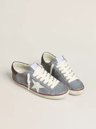 Super-Star LTD in lichtblauw nubuckleer met witte leren ster en bruine leren hielband.