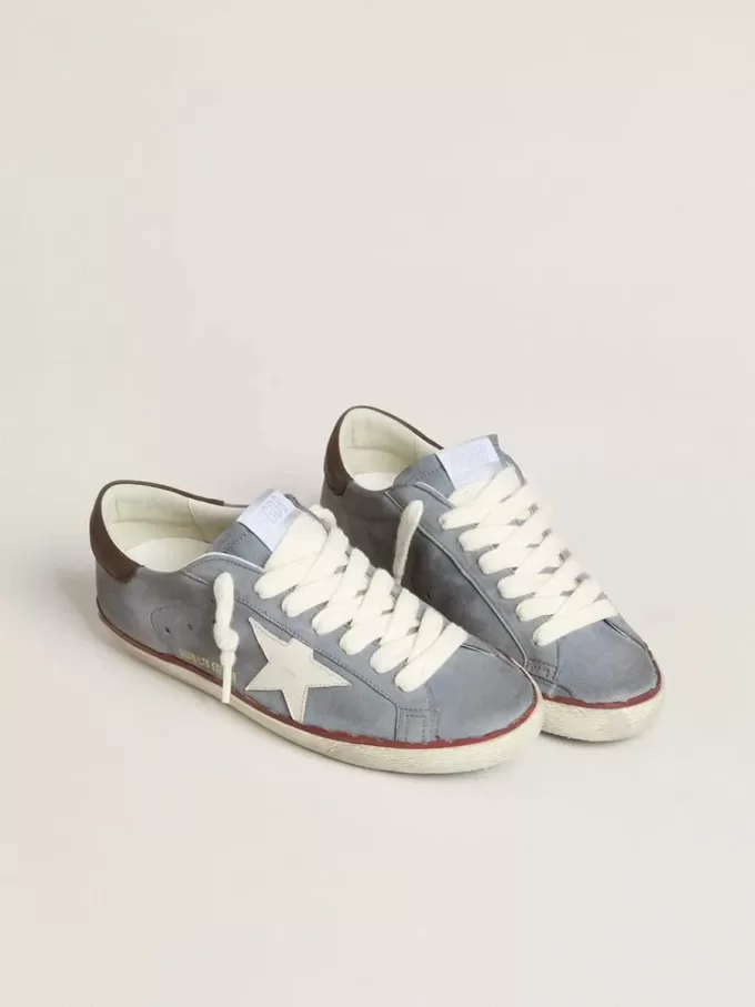 Super-Star LTD in lichtblauw nubuckleer met witte leren ster en bruine leren hielband.