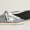 Super-Star LTD in lichtblauw nubuckleer met witte leren ster en bruine leren hielband.
