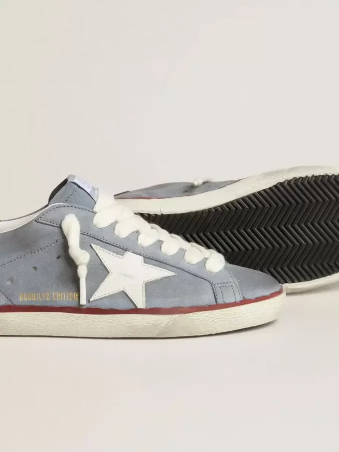 Super-Star LTD in lichtblauw nubuckleer met witte leren ster en bruine leren hielband.