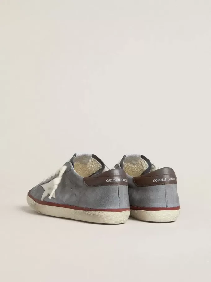 Super-Star LTD in lichtblauw nubuckleer met witte leren ster en bruine leren hielband.