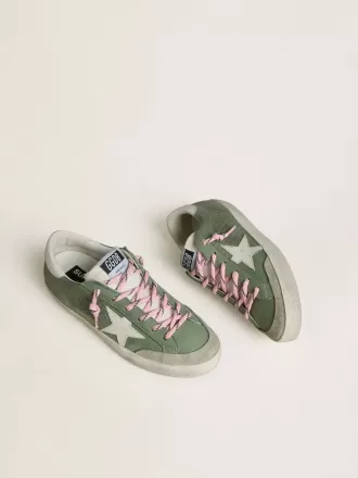 Super-Star LTD voor dames in groen nubuck met witte leren ster en hielstuk.