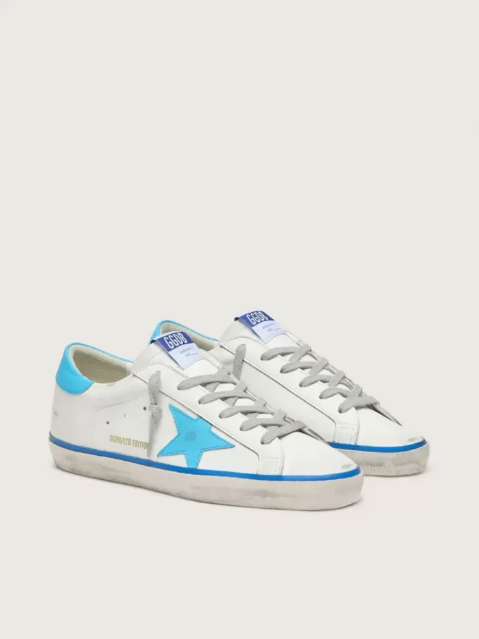 Super-Star LTD voor dames in wit leer met lichtblauwe leren ster en hielstuk.