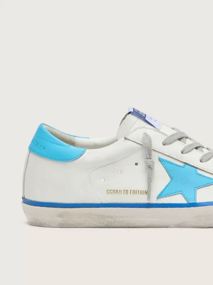 Super-Star LTD voor dames in wit leer met lichtblauwe leren ster en hielstuk.