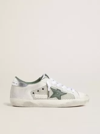 Super-Star LTD voor dames in wit suède en mesh met groene leren ster en zilverkleurige leren hielband.