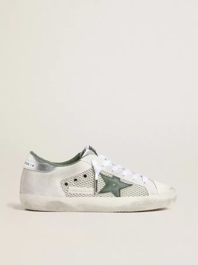 Super-Star LTD voor dames in wit suède en mesh met groene leren ster en zilverkleurige leren hielband.