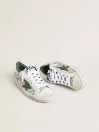 Super-Star LTD voor dames in wit suède en mesh met groene leren ster en zilverkleurige leren hielband.