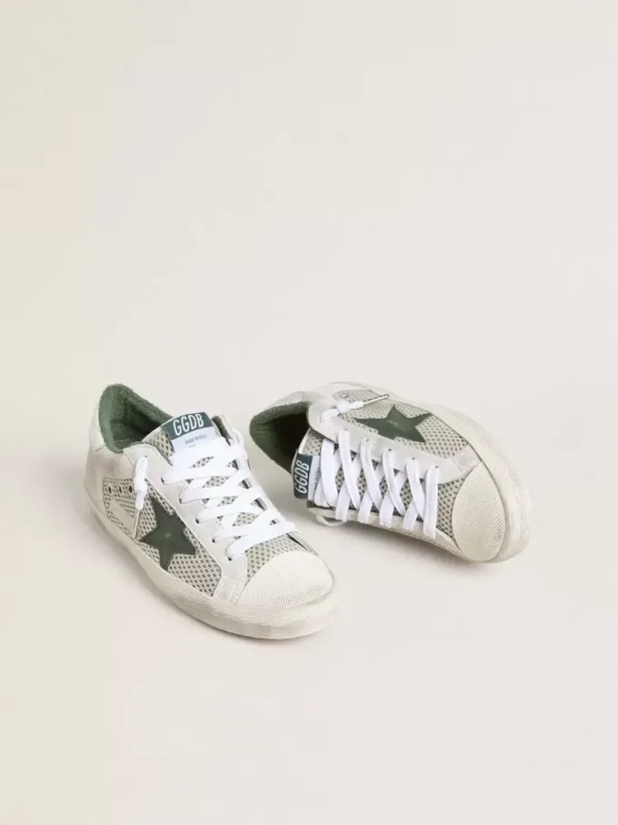 Super-Star LTD voor dames in wit suède en mesh met groene leren ster en zilverkleurige leren hielband.