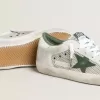 Super-Star LTD voor dames in wit suède en mesh met groene leren ster en zilverkleurige leren hielband.
