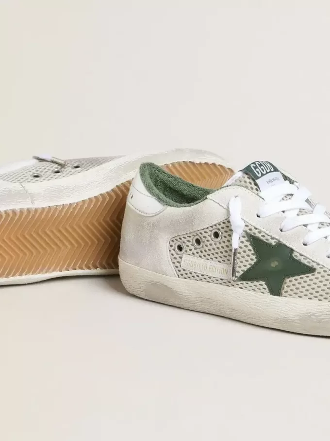 Super-Star LTD voor dames in wit suède en mesh met groene leren ster en zilverkleurige leren hielband.