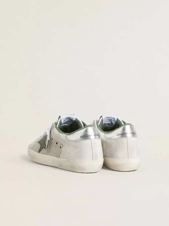 Super-Star LTD voor dames in wit suède en mesh met groene leren ster en zilverkleurige leren hielband.
