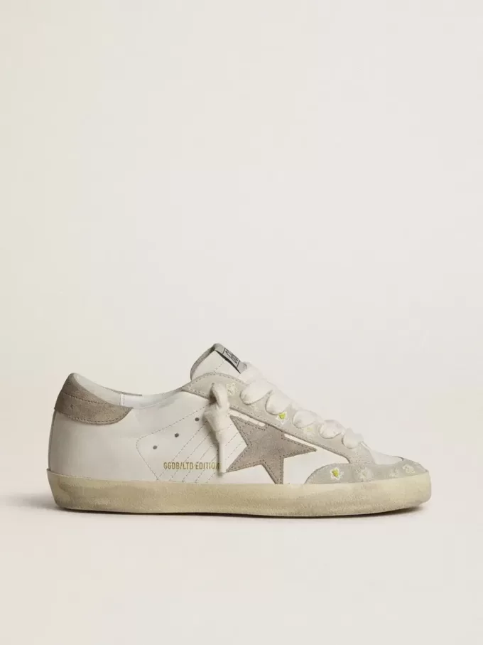 Super-Star LTD voor dames met beige suède ster en hielstuk en bloemenborduursel