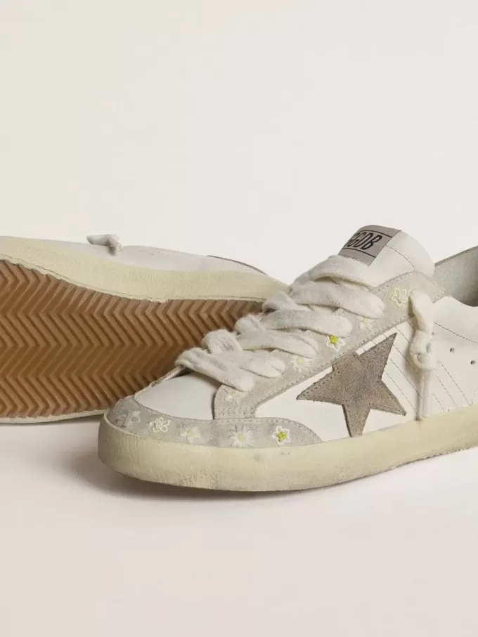 Super-Star LTD voor dames met beige suède ster en hielstuk en bloemenborduursel