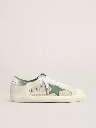 Super-Star LTD voor heren in wit suède en mesh met groene leren ster en zilveren hiellip.