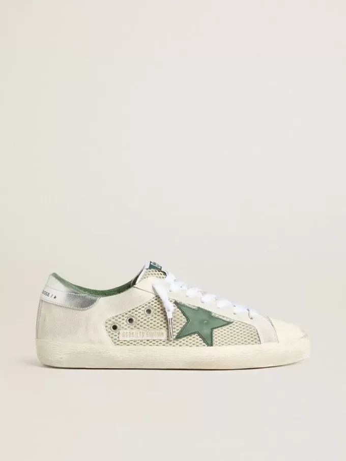 Super-Star LTD voor heren in wit suède en mesh met groene leren ster en zilveren hiellip.