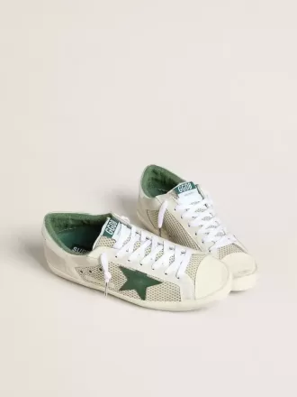 Super-Star LTD voor heren in wit suède en mesh met groene leren ster en zilveren hiellip.