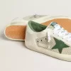 Super-Star LTD voor heren in wit suède en mesh met groene leren ster en zilveren hiellip.