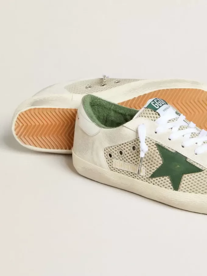 Super-Star LTD voor heren in wit suède en mesh met groene leren ster en zilveren hiellip.