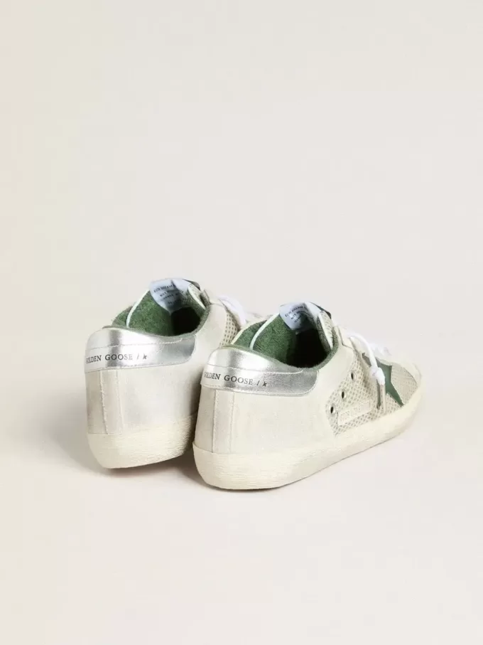 Super-Star LTD voor heren in wit suède en mesh met groene leren ster en zilveren hiellip.