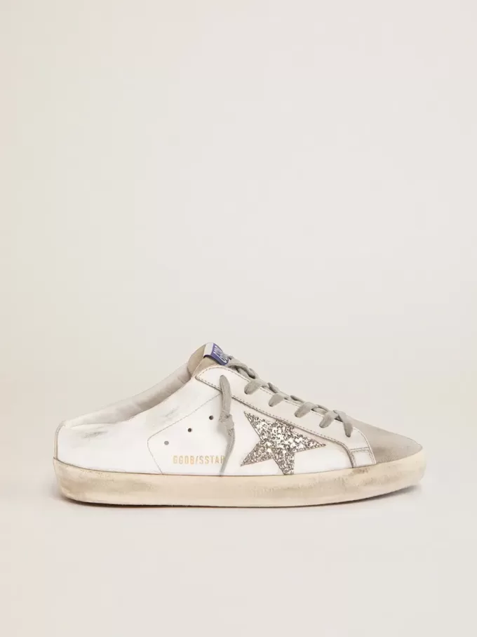 Super-Star Sabot met een platina glitterster en suède tong