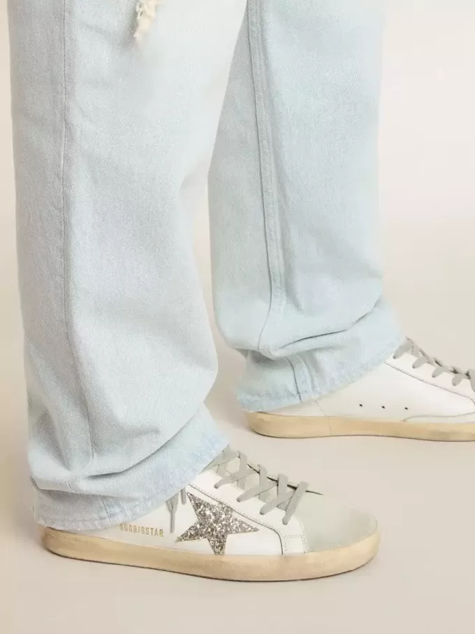 Super-Star Sabot met een platina glitterster en suède tong