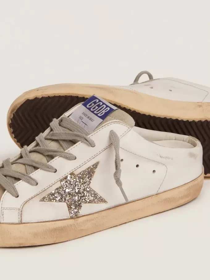 Super-Star Sabot met een platina glitterster en suède tong