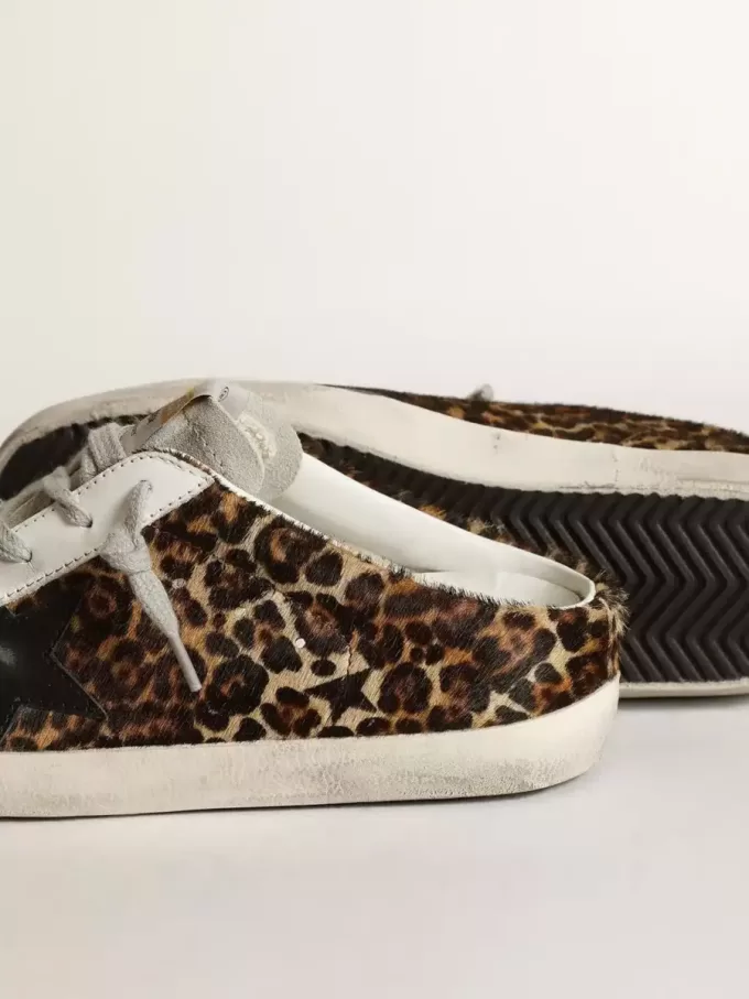 Super-Star Sabot voor dames in ponyhuid met luipaardprint en zwarte ster