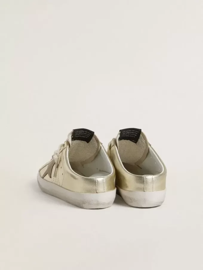 Super-Star Sabots van platina folie leer met beige suède ster