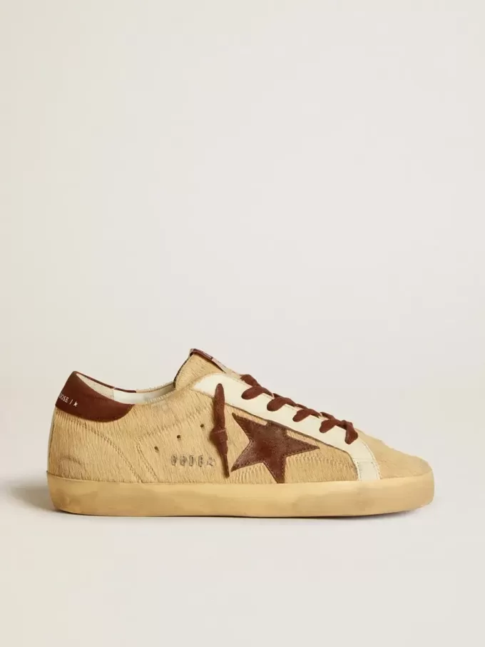 Super-Star voor dames in beige ponyhuid met bruine suède ster en hielstuk.