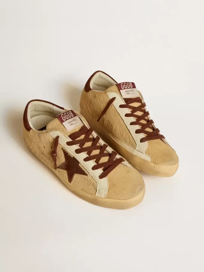 Super-Star voor dames in beige ponyhuid met bruine suède ster en hielstuk.