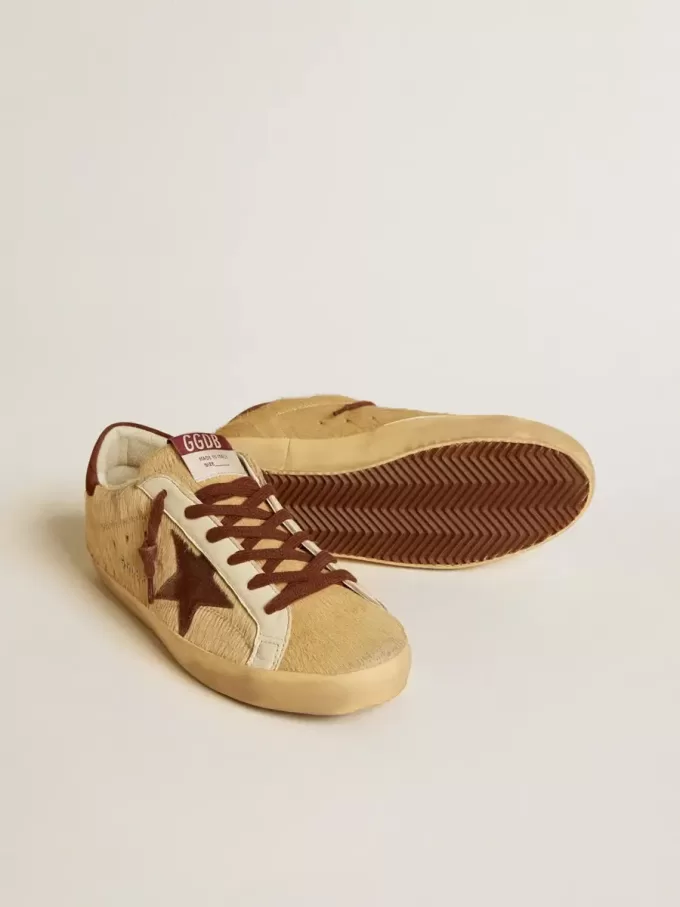 Super-Star voor dames in beige ponyhuid met bruine suède ster en hielstuk.