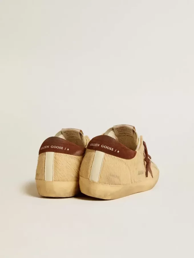 Super-Star voor dames in beige ponyhuid met bruine suède ster en hielstuk.