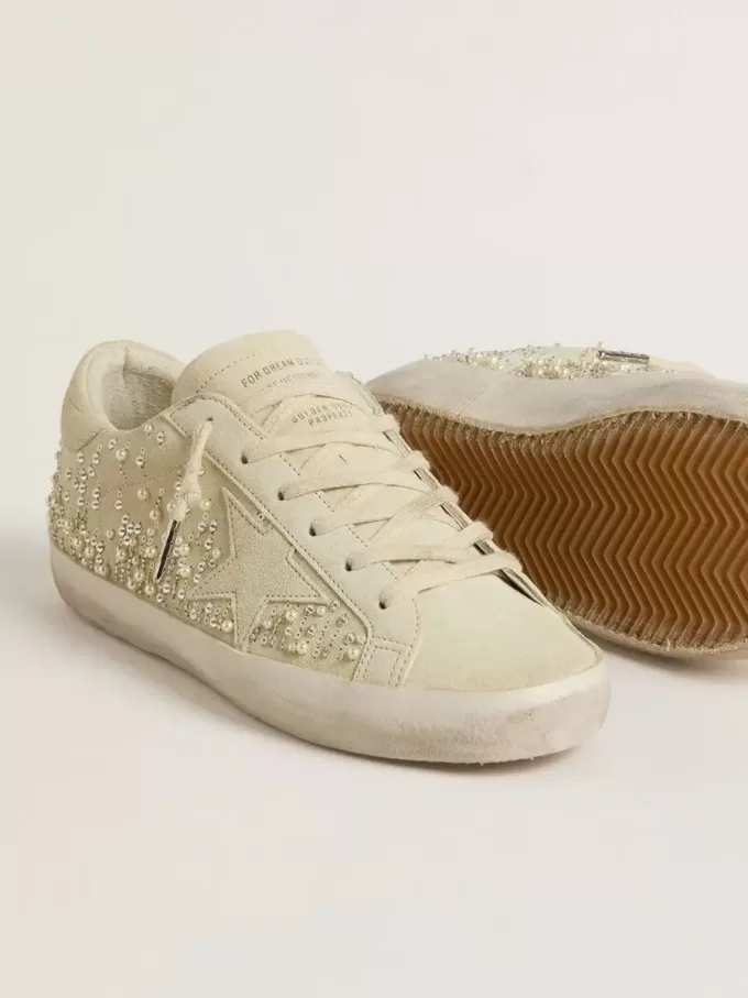 Super-Star voor dames in beige suède met parels en Swarovski-kristallen