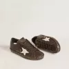 Super-Star voor dames in donkerbruin leer met crèmekleurige suède ster en studs