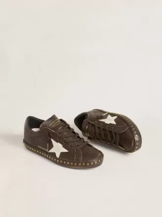 Super-Star voor dames in donkerbruin leer met crèmekleurige suède ster en studs