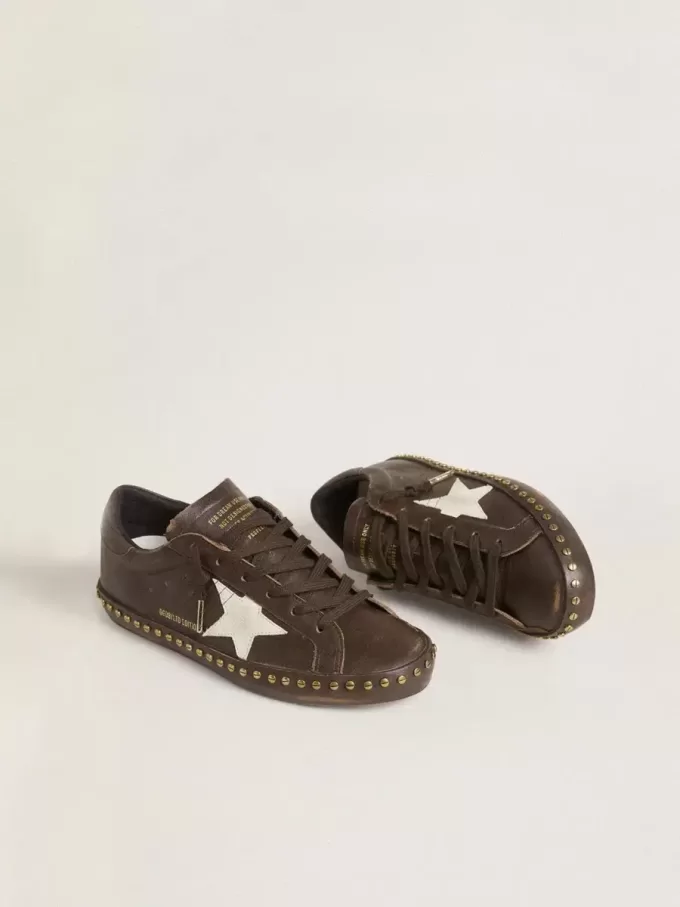 Super-Star voor dames in donkerbruin leer met crèmekleurige suède ster en studs