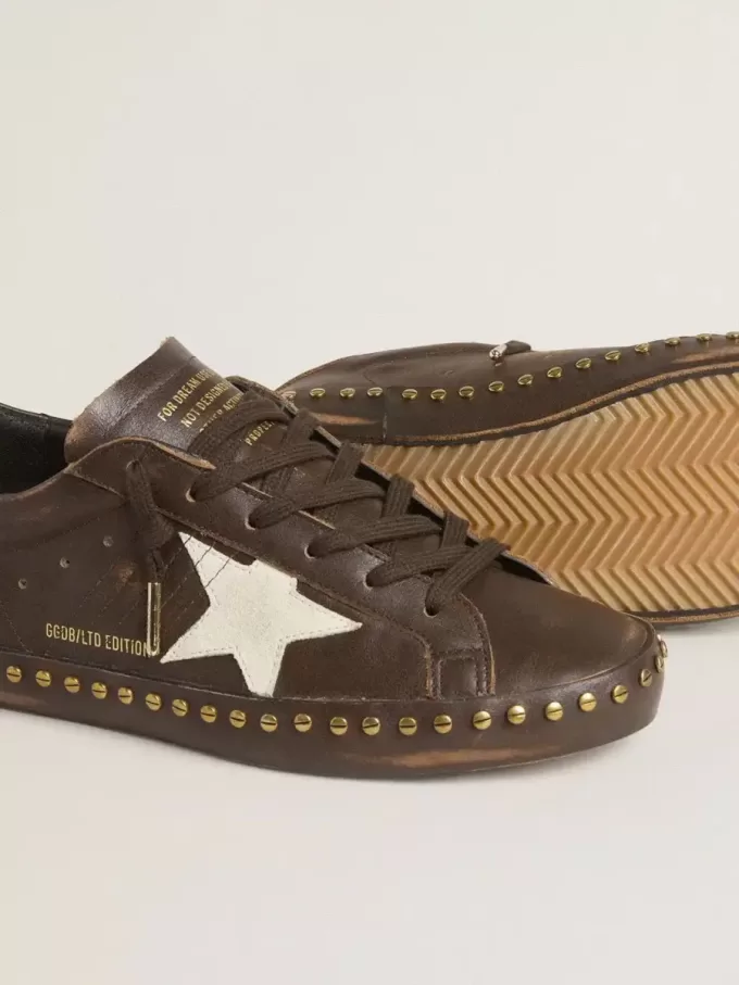Super-Star voor dames in donkerbruin leer met crèmekleurige suède ster en studs