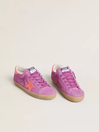 Super-Star voor dames in fuchsia suède met fluorescerende oranje gelamineerde leren ster en hielstuk.