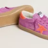 Super-Star voor dames in fuchsia suède met fluorescerende oranje gelamineerde leren ster en hielstuk.