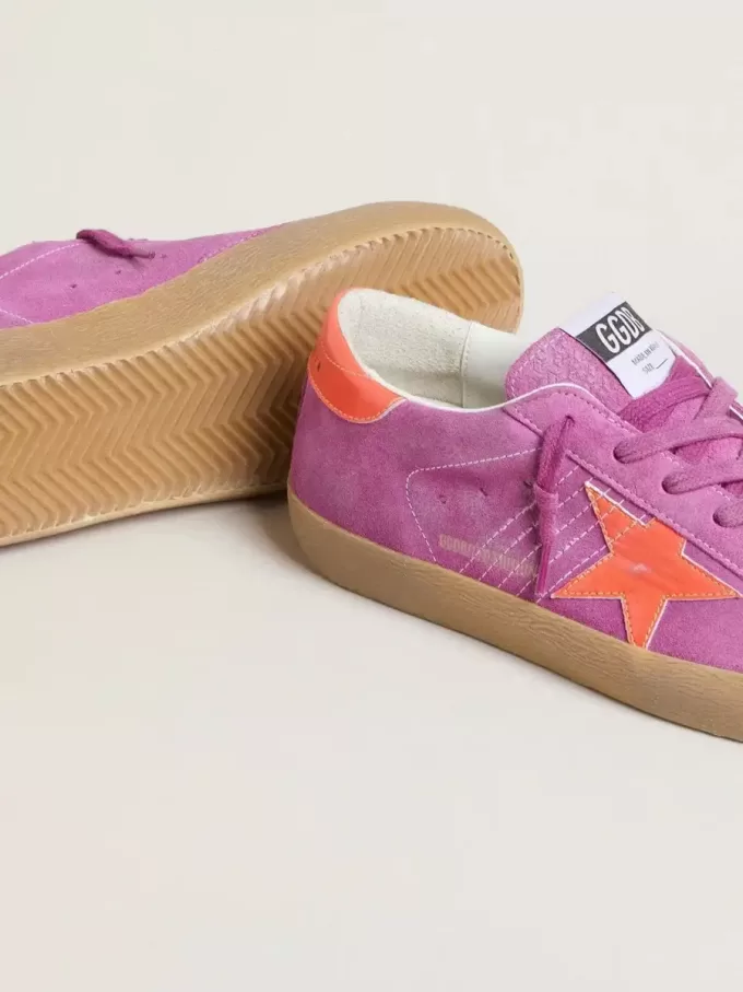 Super-Star voor dames in fuchsia suède met fluorescerende oranje gelamineerde leren ster en hielstuk.